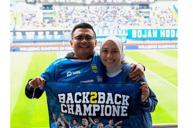 Maula Akbar dan Wabup Garut Putri Karlina kompak mendukung Persib di GBLA (Foto: Gorajuara/ Instagram/ @maula_akbar08)