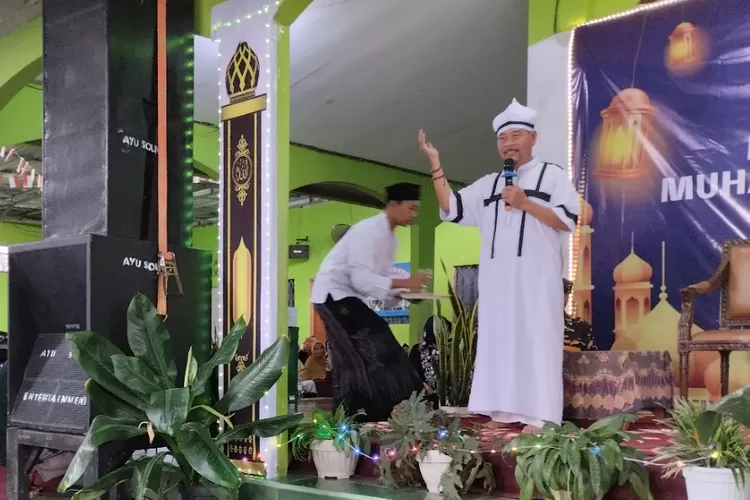 Komedian dan artis Bang Qubil saat memberikan tausiyahnya di acara Maulid Nabi Muhammad SAW di Musala Al Kautsar, Perum Griya Citayem Permai I, Bojonggede, Kabupaten Bogor.