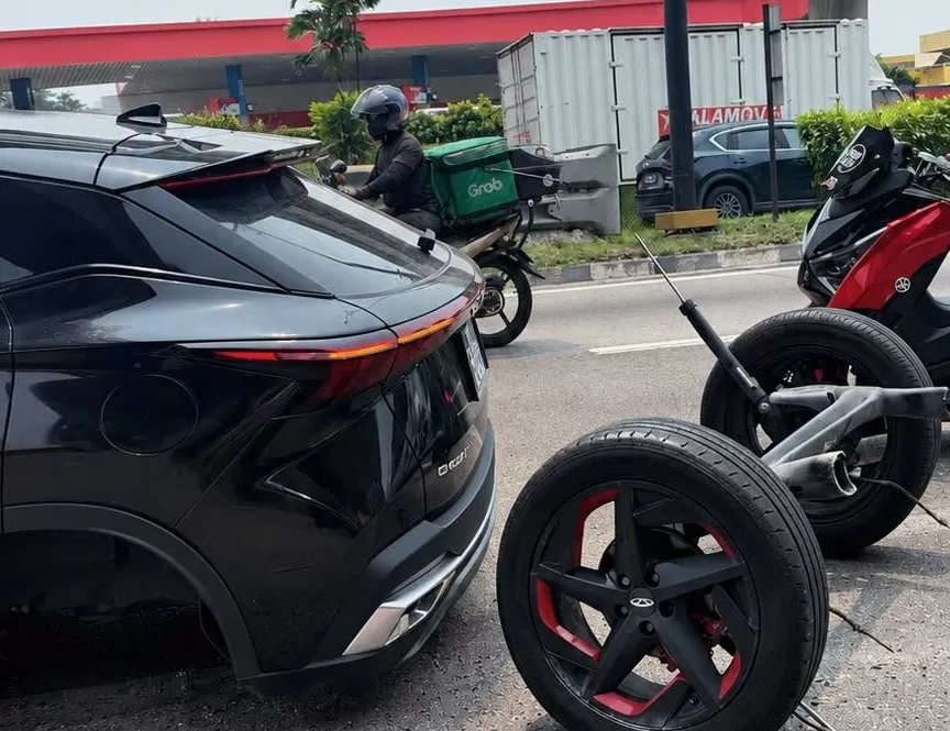 Mobil Chery patah As roda di Malaysia /foto Facebook Jiang Zhao Shang