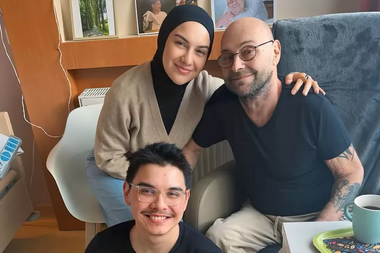 Irish Bella bersama mendiang ayahnya, Johan (Foto: Gorajuara/ Instagram/ @_irishbella_)