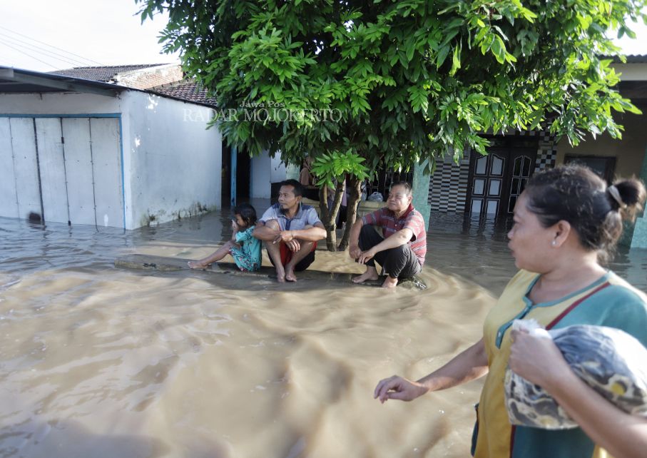 Tanggul Sungai Jebol, Ratusan Rumah Di Mojosari Mojokerto Terendam ...