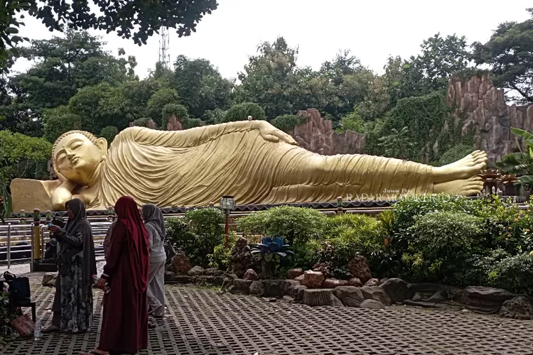 Patung Buddha Tidur Trowulan Mojokerto Tempat Ibadah Sekaligus Wisata