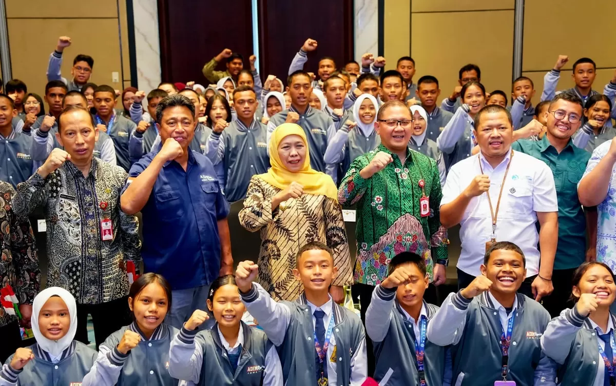 Gubernur Jatim Khofifah Indar Parawansa bersama murid-murid yang tengah mengikuti Program Afirmasi Pendidikan Menengah Repatriasi di Sidoarjo. (Ist).