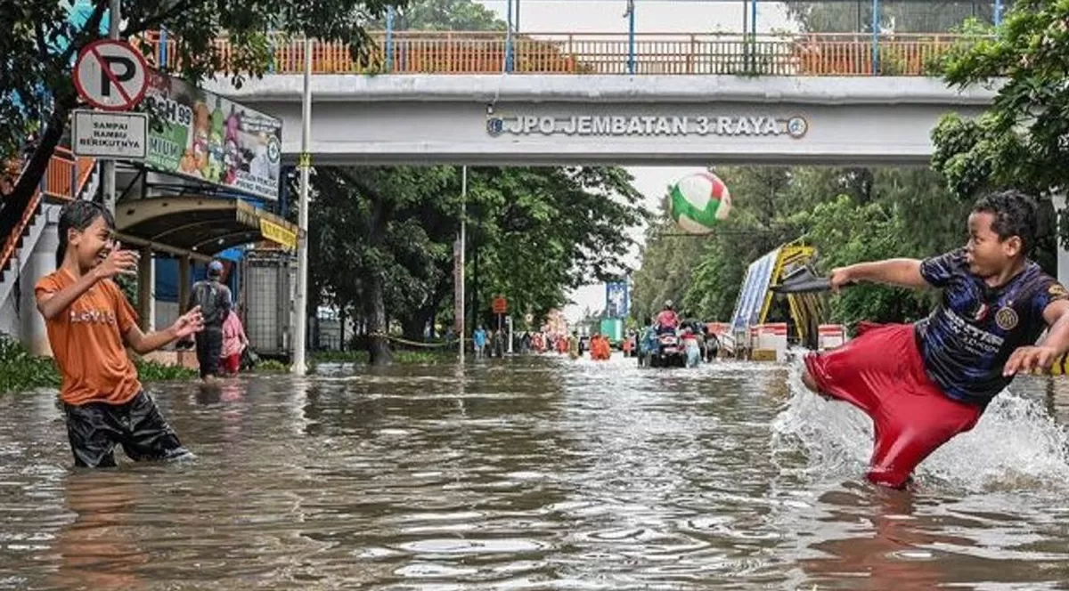 Ilusrasi. Anak-anak bermain bola di ruas lintas Jalan yang banjir.(Foto:Antara)