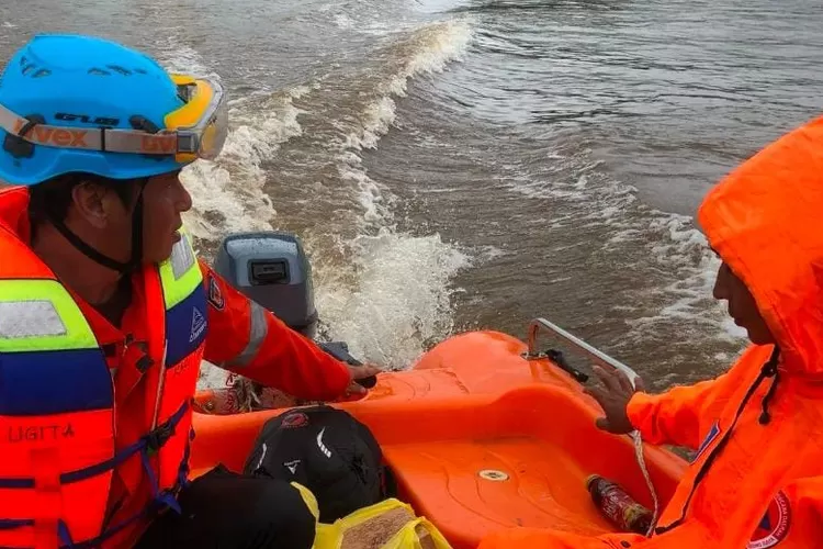 Tim BPBD  Mura menyisir sungai melakuka pencarian terhadap Balita yang tenggelam di sungai Barito Desa Muara Untu, Kamis (20/3/2025) (foto : BPBD Mura)