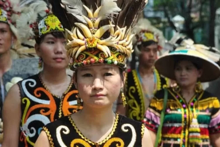 Ternyata ini asal usul suku Dayak menurut Teori Peter Bellwood dan Blust, keturunan Imigran China?