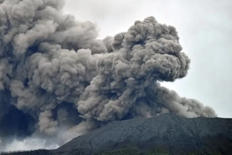 Erupsi Marapi Kembali Terjadi, Abu Vulkanik Menyelimuti Batu Palano