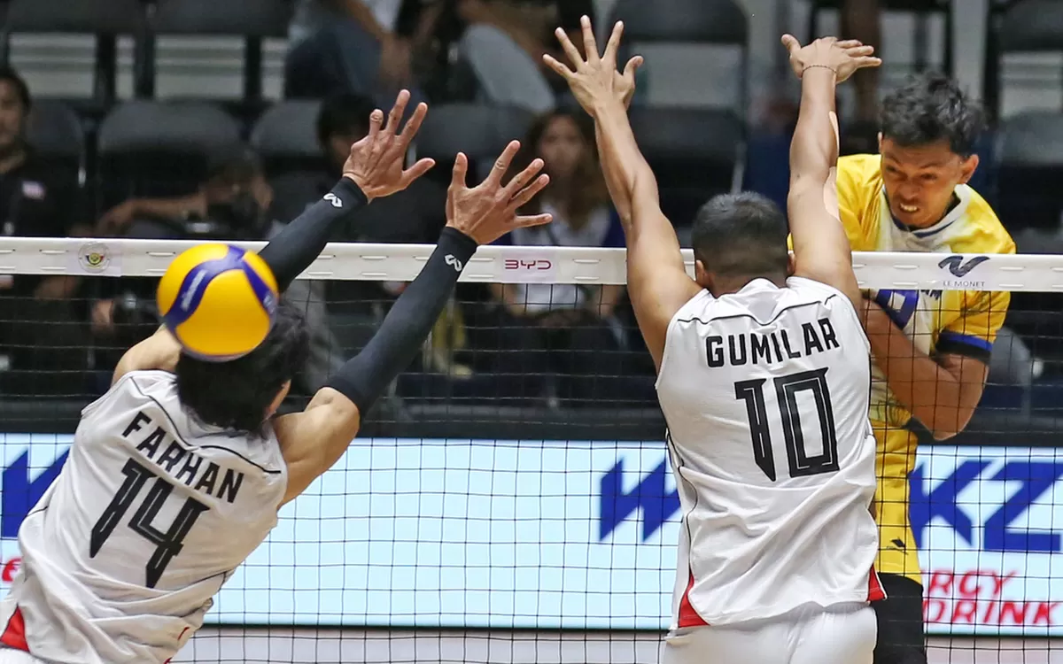 Dua pemain timnas voli Indonesia, Farhan dan Gumilar gagal memblokir serangan keras dari Myanmar di laga final leg 1 SEA V League 2026 di Filipina, akhir pekan lalu.