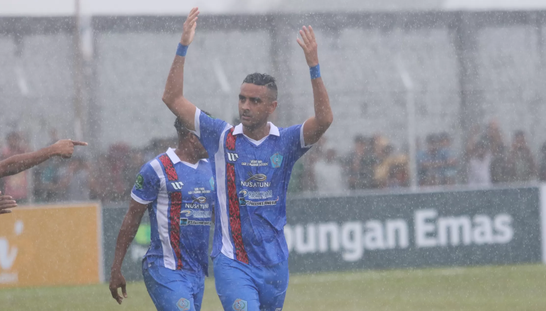 Bek PSBS Biak Otavio Dutra saat merayakan golnya di babak pertama. PSBS Biak menang telak 3-0 atas Semen Padang di leg pertama Final Liga 2, Selasa (5/3/2024). (MO PSBS BIAK)