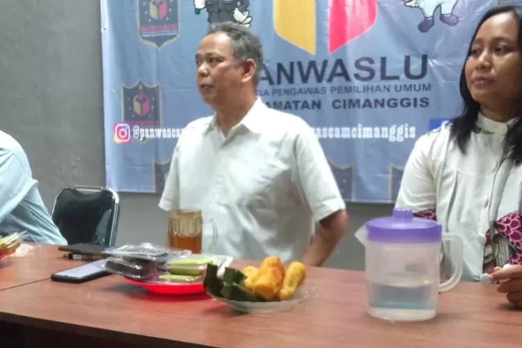 Jumpa pers Panwascam Cimanggis terkait tentang logistik Pemilu 2024. (ANDIKA EKA/RADAR DEPOK)