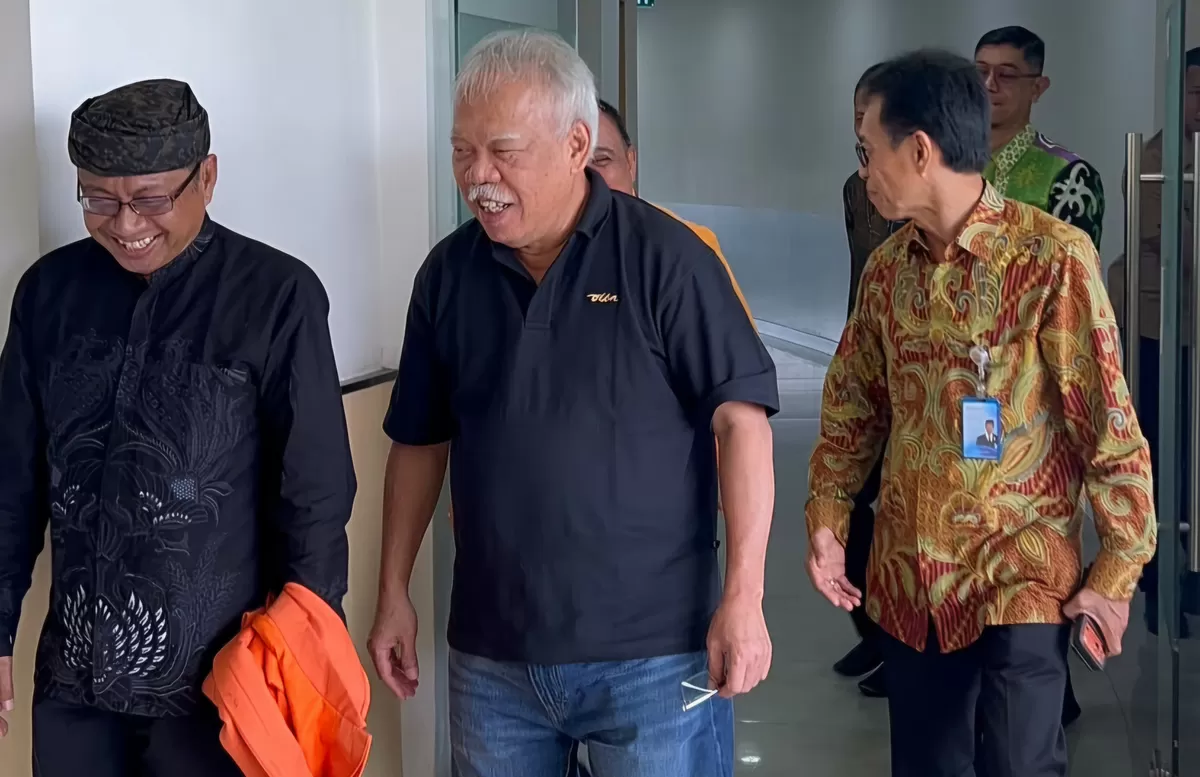 Basuki Hadimuljono (tengah) mengajak perguruan tinggi memperkuat riset multi-tahun untuk mendukung pembangunan IKN dan bersinergi dengan Uniba, rektor Uniba Isradi Zainal (kiri). (Dok.Humas Uniba) 