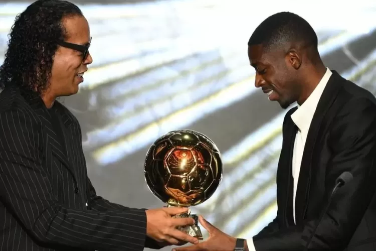Ronaldinho menyerahkan Trofi Balon D'or ke Ousmane Dembele. (www.tntsports.co.uk)..