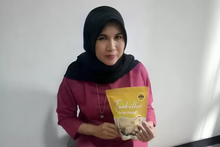 Manih salah satu peserta WUB Kota Depok dengan produk Opak Medan Tsabitha ikut WUB pada tahun 2022. Dia merasakan betapa besar manfaat pelatihan yang diberikan di WUB. (ISTIMEWA)