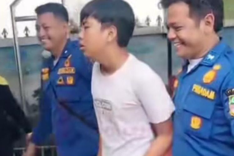 Viral! Takut Disunat, Remaja di Tambun Selatan Akhirnya Luluh Setelah Dibujuk Tim Damkar Bekasi