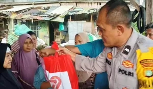 Area Slum Bojongsari Baru Depok Disiram Paket Sembako