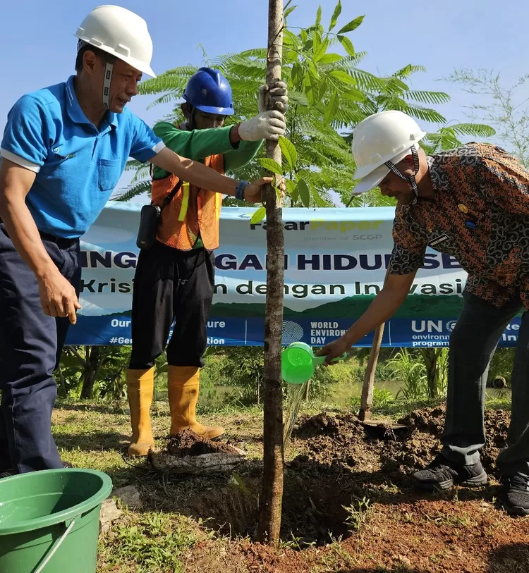 Kabid PPKL DLH Kabupaten Bekasi menghadiri acara penanaman pohon bersama Fajar Paper, peringati hari Lingkungan Hidup Sedunia 2024. (FOTO: Humas Fajar Paper)