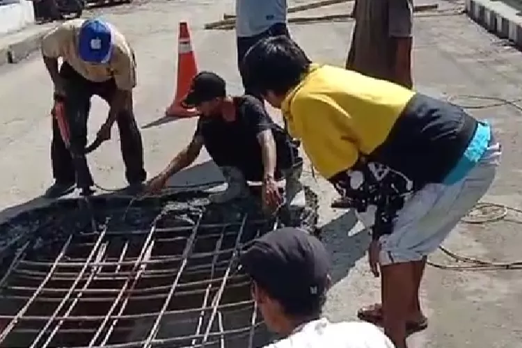 PIhak pemborong kembali memberbaiki jembatan Cidangdeur 2 yang jebol usai beberapa minggu diperbaiki. (Foto: Nasir)