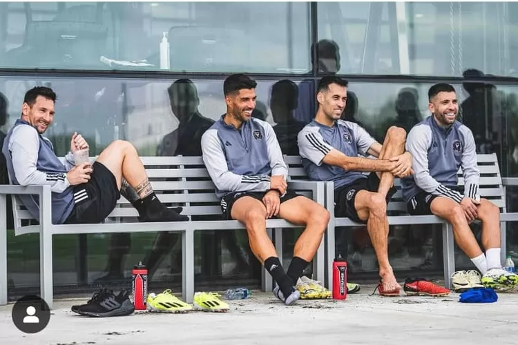 Pemain-pemain bintang Inter Miami yaitu (dari kiri ke kanan) Lionel Messi, Luis Suarez, Sergio Busquets, dan Jordi Alba duduk di bangku cadangan Inter Miami pada laga ekshibisi di Hong Kong, Minggu 4 Februari 2024 lalu. (akun instagram @intermiamicf)
