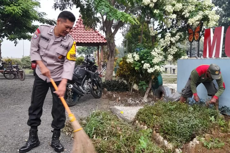 Anggota Bhabinkamtibmas Polsek Gemuh melaksanakan kegiatan bersih-bersih untuk mencegah penyebaran DBD di wilayahnya.  (edi prayitno/kontributor kendal)