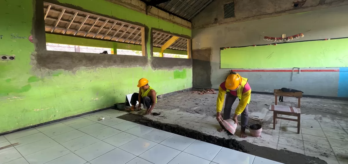Di tengah tantangan ekonomi domestik, proyek revitalisasi SMP Negeri 3 Jiken di Desa Jiwarejo, Kecamatan Jiken, Kabupaten Blora, Jawa Tengah, menghadirkan lebih dari sekadar pembangunan fisik.  Perbaikan sekolah menjadi sumber harapan, penghidupan, (Kalimantansatu.com/Dok. Bakom RI)