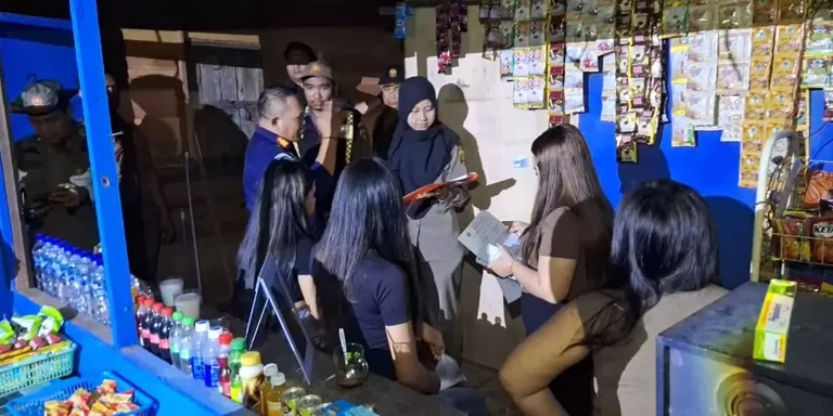 RAZIA: Petugas gabungan saat melaksanakan operasi cipta kondisi, Sabtu (13/12) malam. (SHEILLA /RADAR BANJARMASIN) 