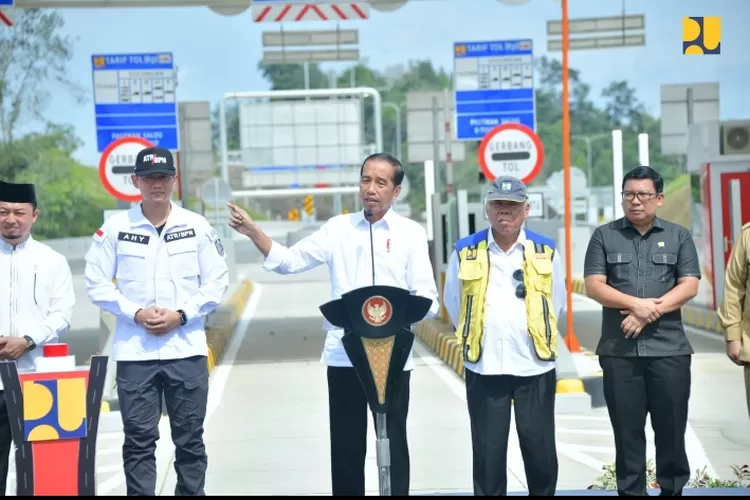 Presiden Joko Widodo (Jokowi) didampingi Menteri Pekerjaan Umum dan Perumahan Rakyat (PUPR) Basuki Hadimuljono meresmikan Jalan Tol Pekanbaru-Padang Ruas Bangkinang-Pangkalan Seksi Bangkinang-XIII Koto Kampar di Provinsi Riau