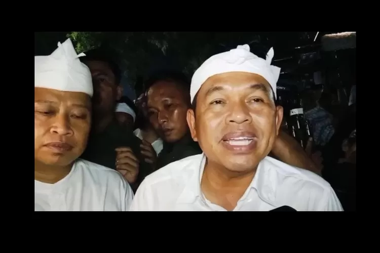 Walikota Depok, Supian Suri saat mendampingi Gubernur Jabar, Dedi Mulyadi memberikan keterangan pers usai menghadiri Hiburan Rakyat di Balaikota Depok, Jalan Margonda Raya, Pancoranmas, Jumat (25/4) malam. (GERARD SOEHARLY/RADAR DEPOK)