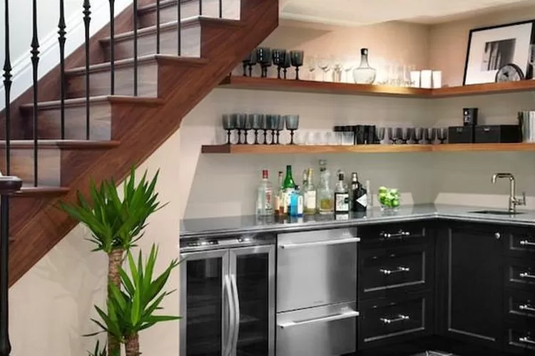 Menyulap Ruang Kosong: 6 Ide Desain Dapur Inovatif di Bawah Tangga untuk Hunian Modern Anda.