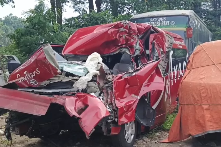 Travel Day Trans mengalami ringsek parah di bagian depan usai menabrak bagian belakang dump truk pengangkut batu belah di Tol Cipularang, Kilometer 77 Jalur B, Wilayah Sadang, Kecamatan Babakancikao, Kabupaten Purwakarta pada Senin, 13 Oktober 2025. (Foto: Metropolitan)