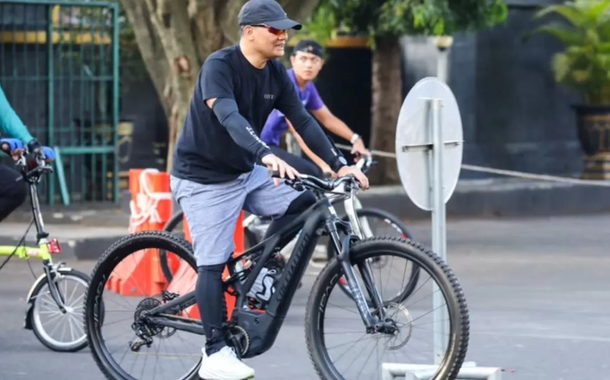 Potret Ahmad Luthfi, Gubernur Jawa Tengah gowes ke kantor naik sepeda tercepat di dunia senilai ratusan juta (Instagram/ahmadluthfi_official)