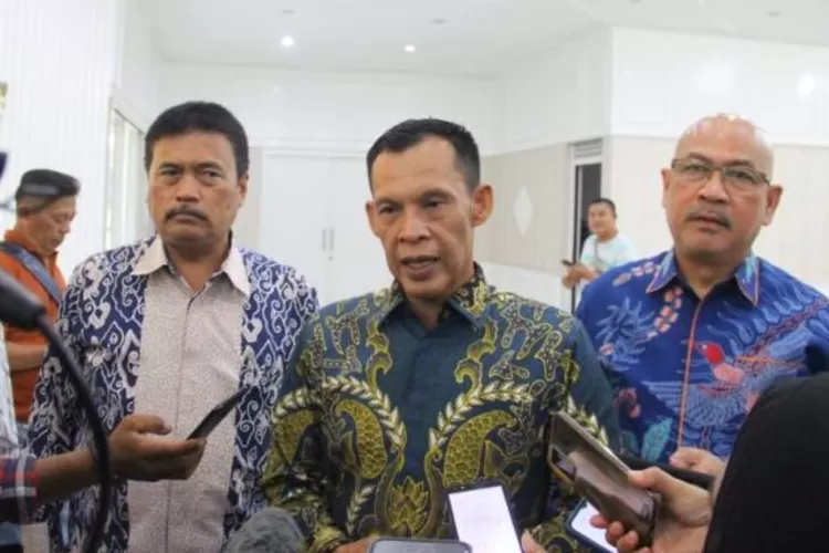 Calon Bupati Bogor Jaro Ade (tengah) membocorkan kriteria calon wakilnya yang akan mendampinginya di Pilkada 2024. (Asep Syahmid)