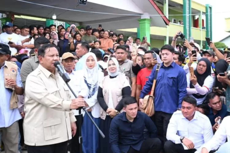 Presiden Prabowo saat mengunjungi korban terdampak bencana di pokso pengungsian di MAN 1 Langkat, Kabupaten Langkat, Sumatera Utara, Sabtu (13/12/2025). (setneg.go.id)