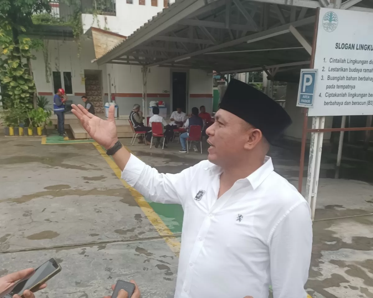 Julham Firdaus dalam doorstep usai pertemuan dengan manajemen perusahaan.
