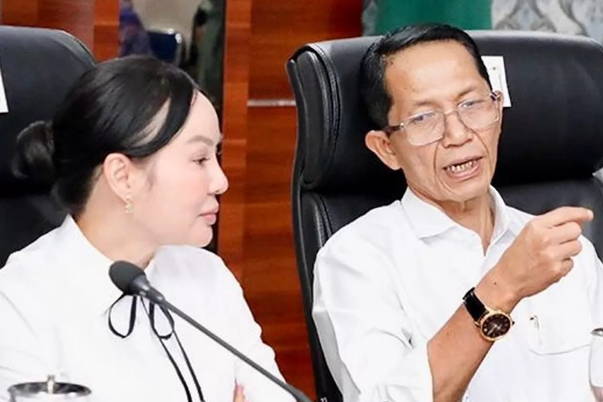 Walikota Batam Amsakar Achmad berbincang-bincang dengan Wakil Walikota Batam Li Claudia Chandra. (Foto: Dok Diskominfo Batam)