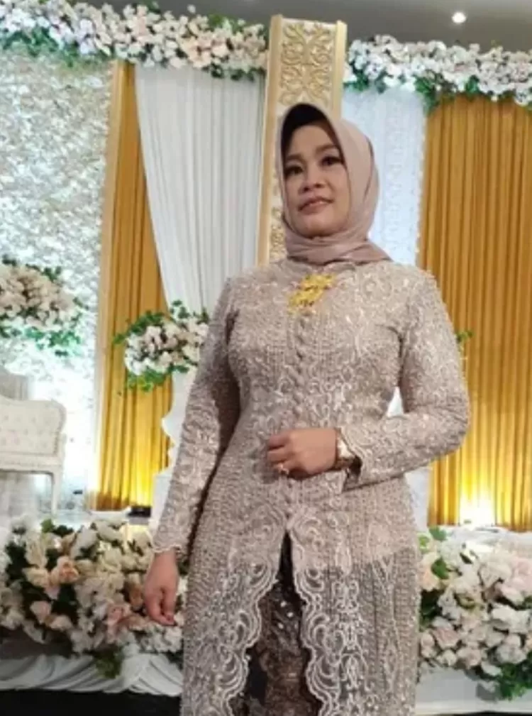 kebaya wisuda moderno untuk badan gemuk