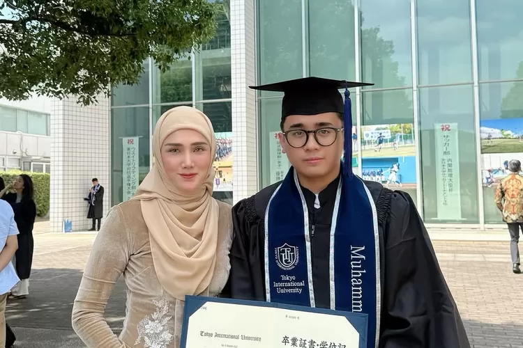 Mulan Jameela bersama putranya yang lulus pendidikan sarjana, Muhammad Rafly Azis (Foto: Gorajuara/ Instagram/ @mulanjameela1)