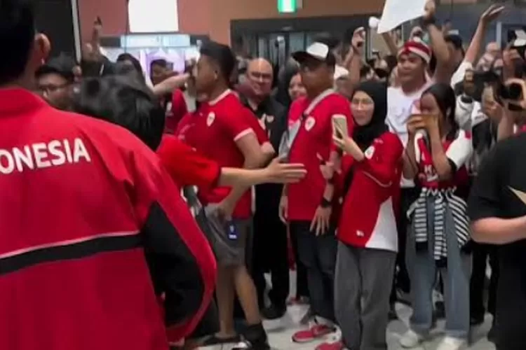 Timnas Indonesia disambut meriah oleh Komunitas Garuda Japan, ratusan Bendera Merah Putih berkibar di Negeri Sakura