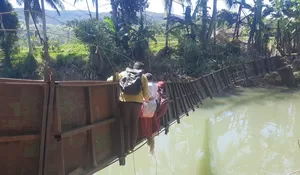 Pergi Pulang Sekolah Gelantungan Melintasi Jembatan Gantung Rusak: Harus Tempuh 2–3 Km Lebih Jauh, Lewat Sungai Khawatir Arus Deras