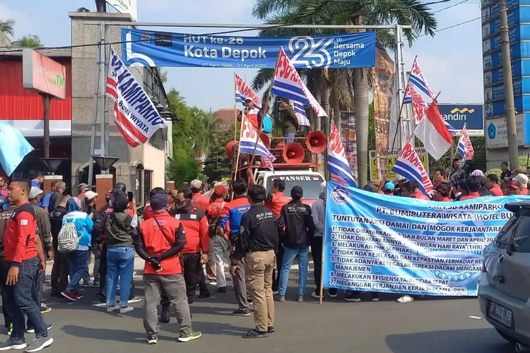 AKSI : Demonstrasi yang dilakukan karyawan Hotel Bumi Wiyata Margonda, Kota Depok, imbas belum digaji dan mendapatkan tunjangan hari raya (THR) Idul Fitri 2025, Kamis (8/5). (ALDY RAMA/RADAR DEPOK)
