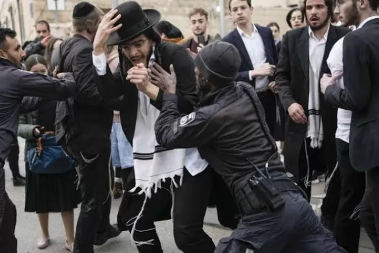 Polisi Israel Amankan 3 Yahudi Ultra Ortodoks di Tel Aviv Karena Menghindari Wajib Militer Dan Tak Ingin Terlibat Genosida di Gaza