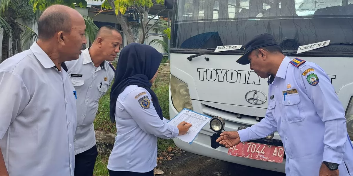 Foto: Kepala Dinas Perhubungan (Dishub) Abdya, Ariswandi (kanan) bersama Sekretaris Dishub, Jufrizal (kiri) mengecek kendaraan dalam apel kedisiplinan di halaman Kantor Dishub setempat, Selasa (10/2/2026) (Realitasonline.id/Rizal)