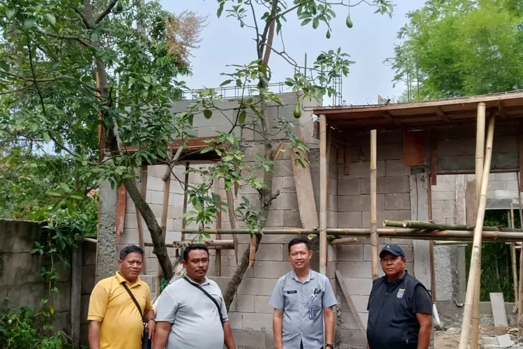 Kepala Seksi Ekonomi dan Pembangunan (Ekbang) Kelurahan Bojongsari, Boby Khaerudin (berbaju abu-abu ketiga dari kiri) saat memonitoring pembangunan RW13 Kelurahan Bojongsari, Kecamatan Bojongsari, Selasa (2/12). (RISKY DWI LESTARI/RADAR DEPOK)