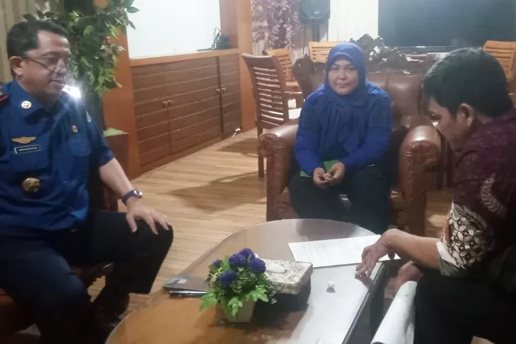 BEKERJA : Sandi Butar Butar (Kanan) saat menandatangani perpanjangan kontrak kerja di Dinas Pemadam Kebakaran (Damkar) Kota Depok, Senin (10/3). (ISTIMEWA)