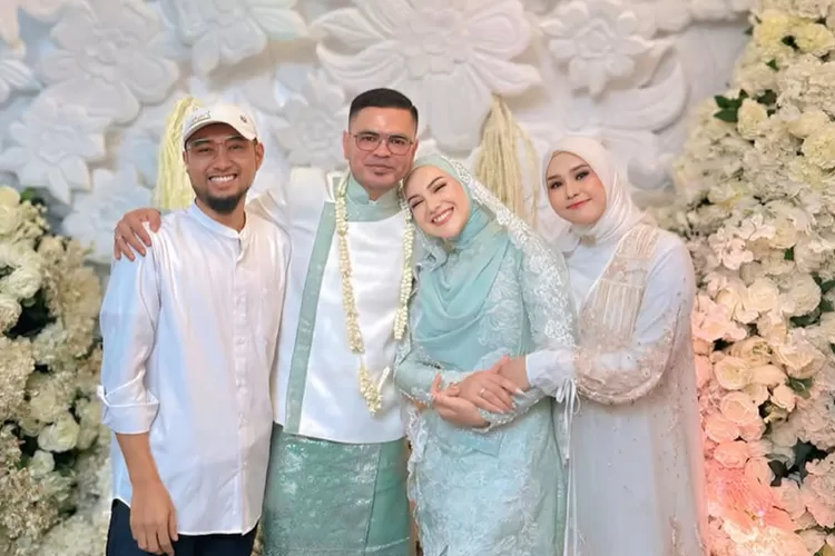 Erlyanie (paling kanan) menjadi sosok yang memperkenalkan Irish Bella kepada Haldy Sabri (Foto: Gorajuara/ Instagram/ @erlyanieownerberl)