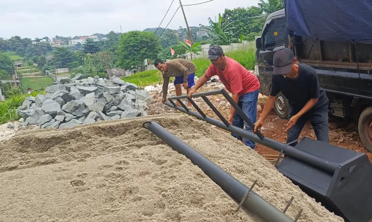 Material perbaikan Jalan Bukit Tambora, Limo, Depok sudah dipersiapkan.