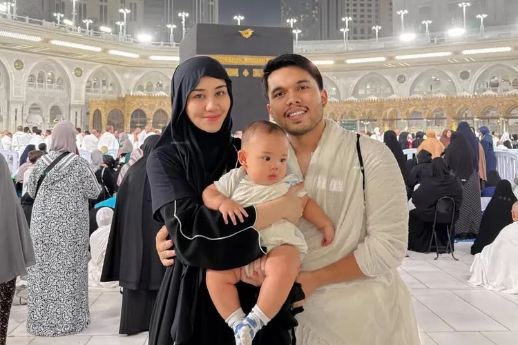 Thariq Halilintar pergi umrah bersama Aaliyah Massaid dan Baby Arash pada Desember 2025 (Foto: Gorajuara/ Instagram/ @thariqhalilintar)