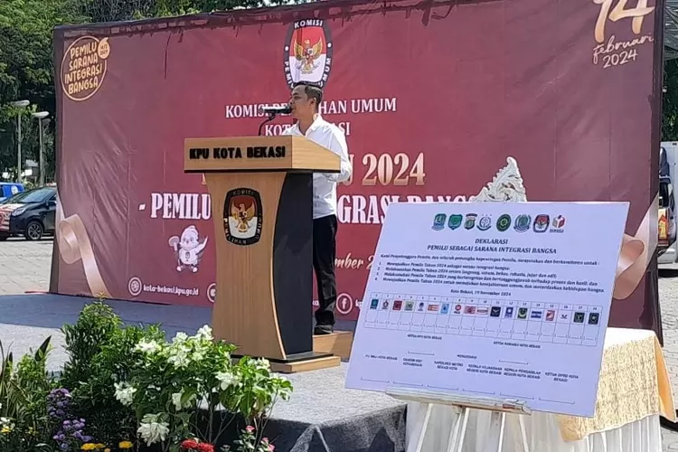 Di Kirab Pemilu 2024 yang berlangsung di Alun-Alun Hasibuan, Bekasi Selatan, Ketua KPU Kota Bekasi Ali Syifa berharap peserta pemilu 2024 dapat mengikuti tahapan sebaik-baiknya, pada Minggu (19/11/2023). (FOTO: Dharma/Suarkaarya.id)