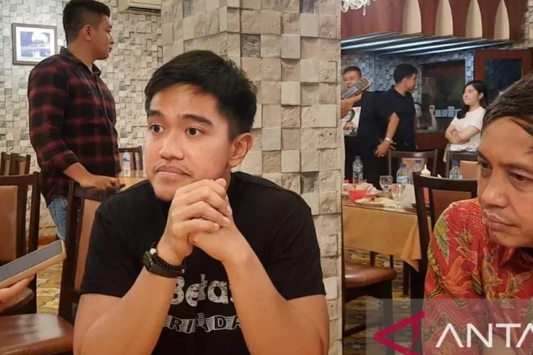 Ketua Umum Partai Solidaritas Indonesia (PSI) Kaesang Pangarep memberikan keterangan kepada wartawan di sela-sela kegiatan safari politik di Medan, Sumatera Utara, Senin (13/11/2023).  (ANTARA/Laily Rahmawaty)