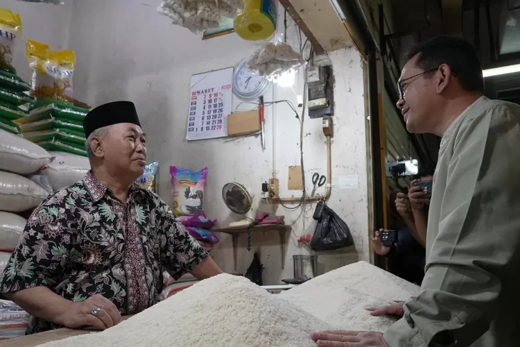 Mendag budi Santoso berbincang dengan pedagang beras saat sidak di Pasar Kebon Kembang. (KABAR BOGOR)