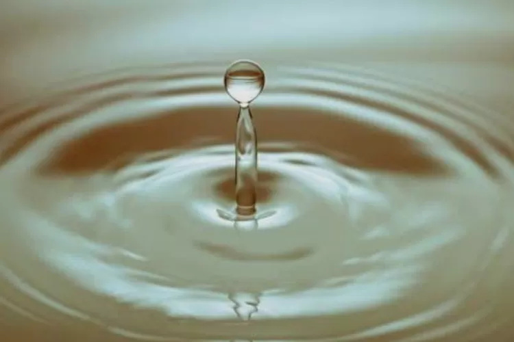 Tafsir mimpi mandi air keruh (Foto: Ist)